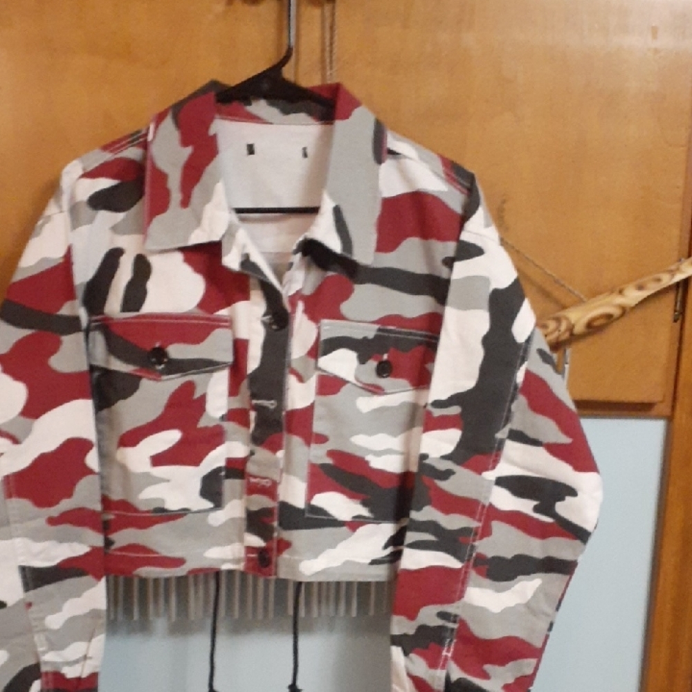 short denim camo jacket  brand new!  never worn! perfect condition!